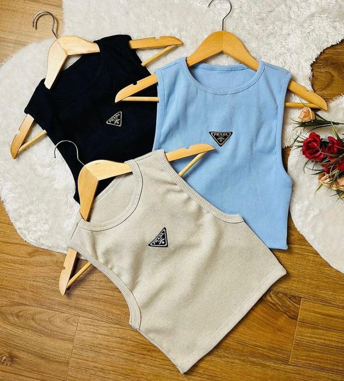 Cropped Canelado Inspiração Prada regata